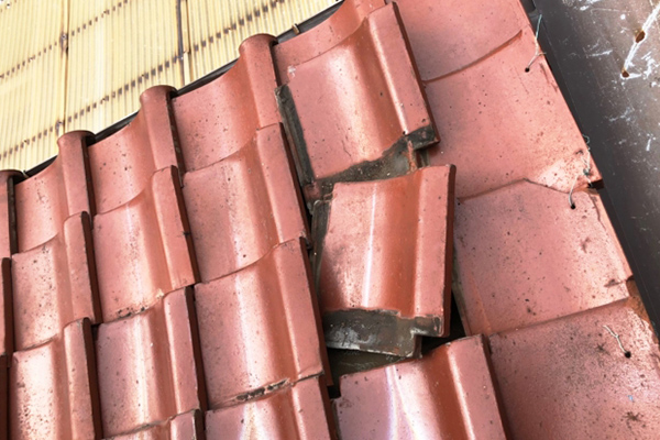 瓦の割れ、落下、ずれ